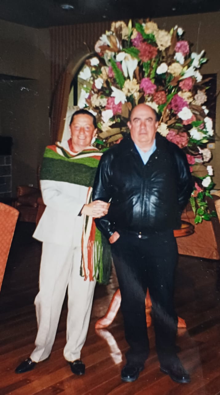 Acto oficial con arreglo floral