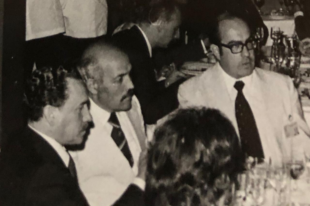 Cena formal, blanco y negro